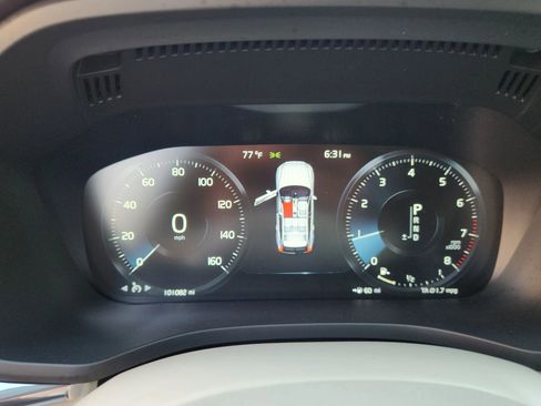 Used 2019 Volvo XC60 T5 Momentum w/ Multimedia Package image 10