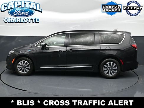 Used 2023 Chrysler Pacifica Limited FWD image 5
