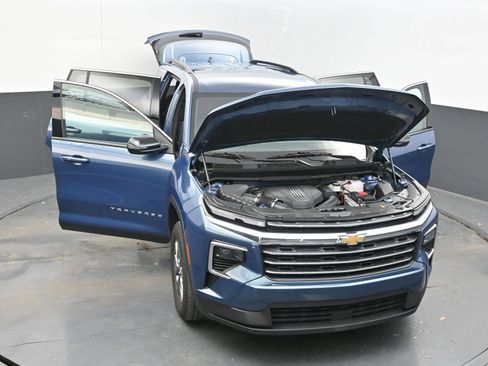 Used 2025 Chevrolet Traverse LT image 41