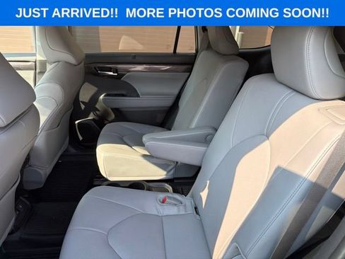 Used 2025 Toyota Highlander Limited FWD image 13