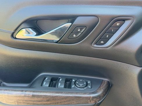 Used 2023 GMC Acadia Denali w/ Denali Technology Package AWD/4WD image 9