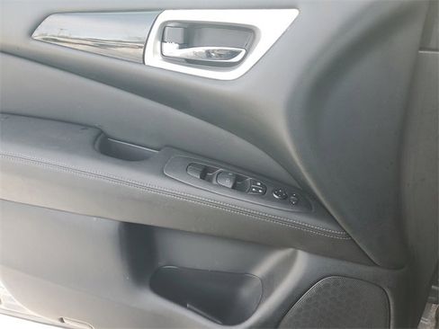 Used 2020 Nissan Pathfinder SV image 15