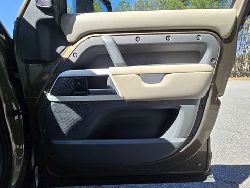 Used 2020 Land Rover Defender 110 HSE image 25