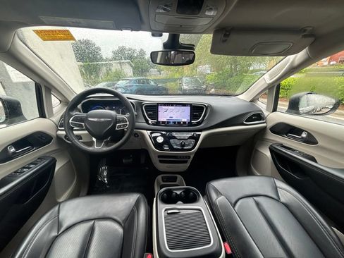Used 2023 Chrysler Pacifica Touring-L FWD image 19