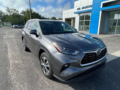 Used 2024 Toyota Highlander XLE FWD image 8