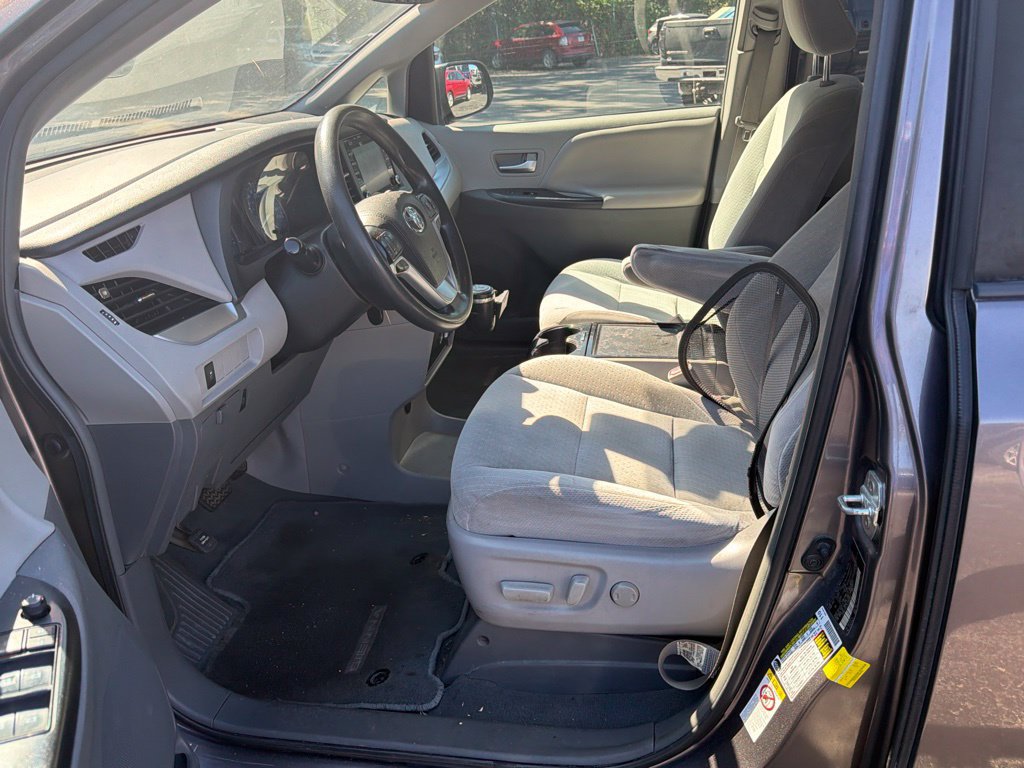 Used 2019 Toyota Sienna LE FWD image 13
