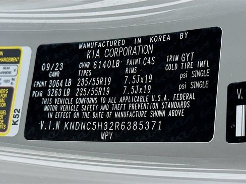 Used 2024 Kia Carnival EX FWD image 27