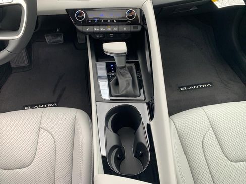 New 2025 Hyundai Elantra Limited image 57