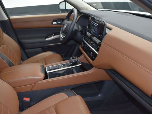 Used 2024 Nissan Pathfinder Platinum w/ Cargo Package image 25