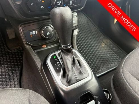 Used 2023 Jeep Renegade Latitude AWD/4WD image 18