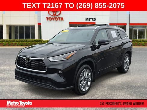 Certified 2025 Toyota Highlander Limited AWD/4WD image 1