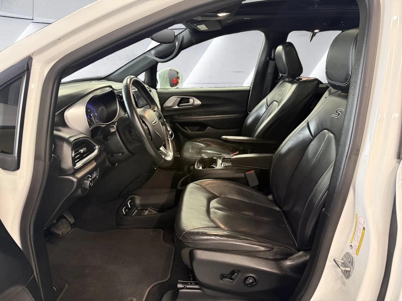 Used 2018 Chrysler Pacifica Touring-L Plus w/ Advanced Safetytec Group FWD image 13