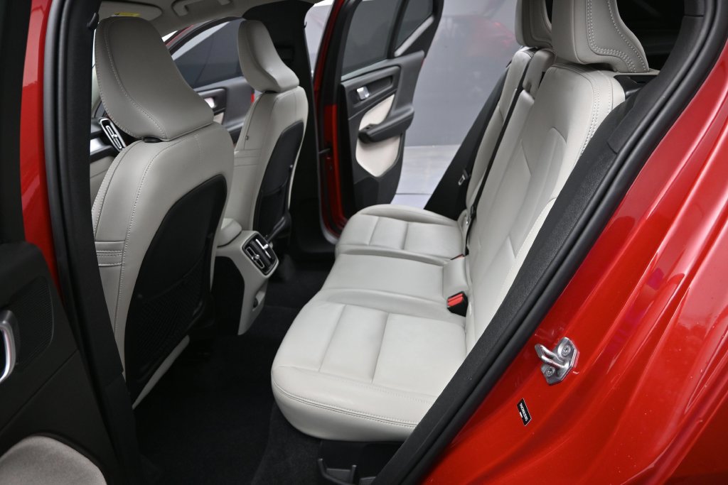 Used 2019 Volvo XC40 T4 Momentum FWD image 19