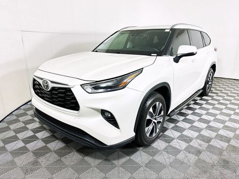 Used 2021 Toyota Highlander XLE image 7