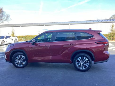 Used 2023 Toyota Highlander XLE image 6