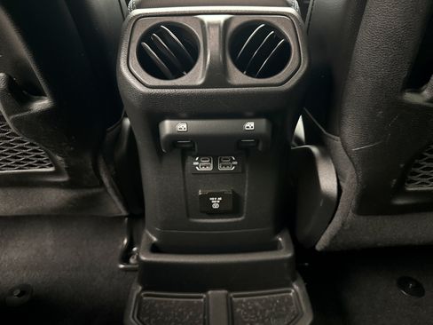 Used 2022 Jeep Wrangler Unlimited Rubicon 4xe AWD/4WD image 21