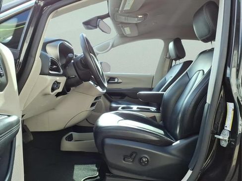 Used 2023 Chrysler Pacifica Touring-L FWD image 13