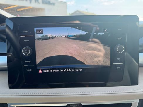 Used 2025 Volkswagen Taos SE FWD image 19