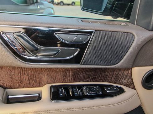 Used 2022 Lincoln Navigator 4WD image 13