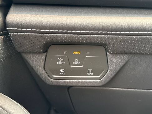 Used 2024 Volkswagen Atlas Cross Sport SE AWD/4WD image 30