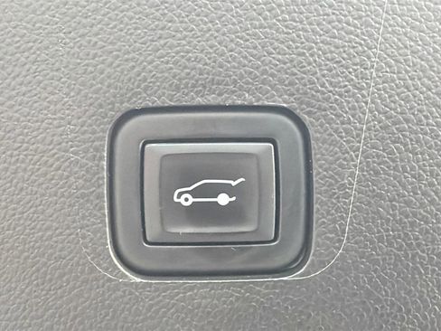 Used 2021 Chevrolet Traverse RS image 13