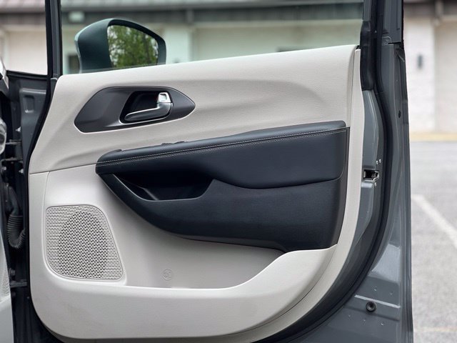 Used 2023 Chrysler Pacifica Touring-L FWD image 20