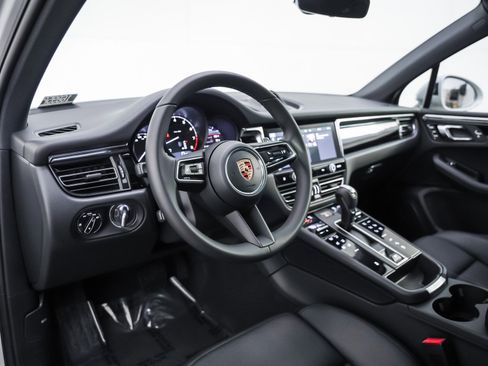 New 2026 Porsche Macan image 4