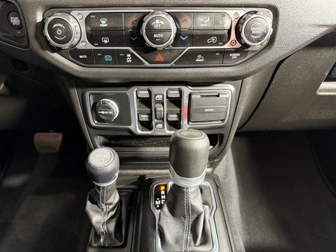 Used 2024 Jeep Wrangler Unlimited image 19