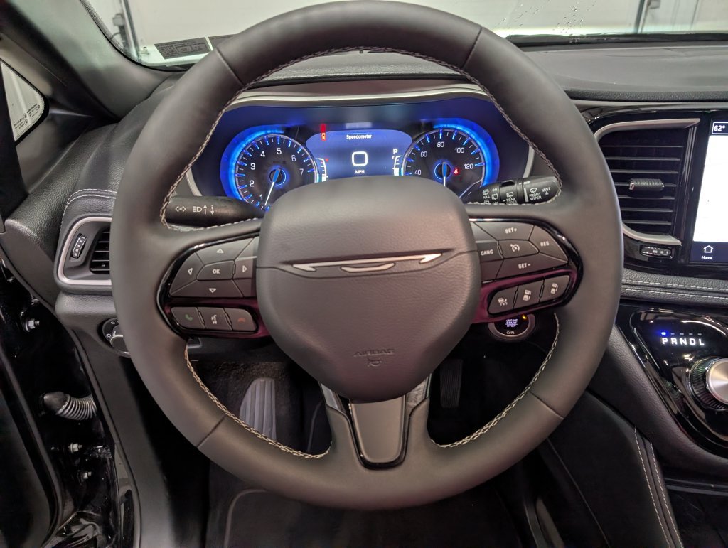 Used 2027 Chrysler Pacifica Limited FWD image 18