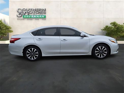 Used 2017 Nissan Altima 2.5 SL w/ Moonroof Package image 6