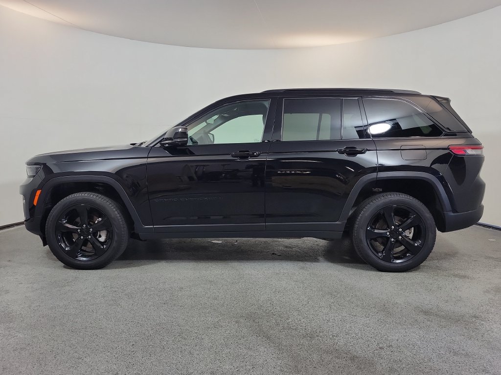 Used 2025 Jeep Grand Cherokee Limited w/ Luxury Tech Group II AWD/4WD image 4