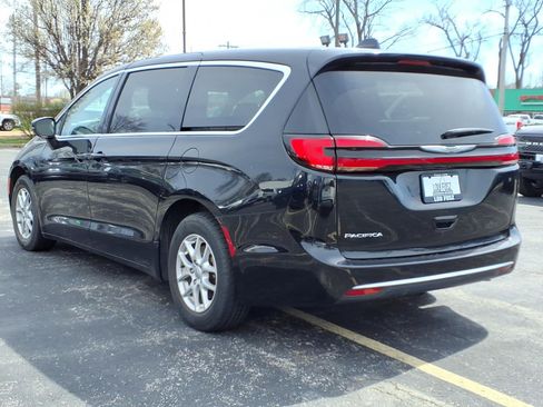 Used 2023 Chrysler Pacifica Touring-L FWD image 6
