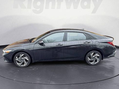 Used 2025 Hyundai Elantra Sport image 2