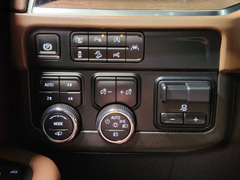 Used 2025 Chevrolet Suburban High Country AWD/4WD image 41