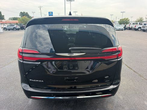 Used 2024 Chrysler Pacifica Touring-L FWD image 5