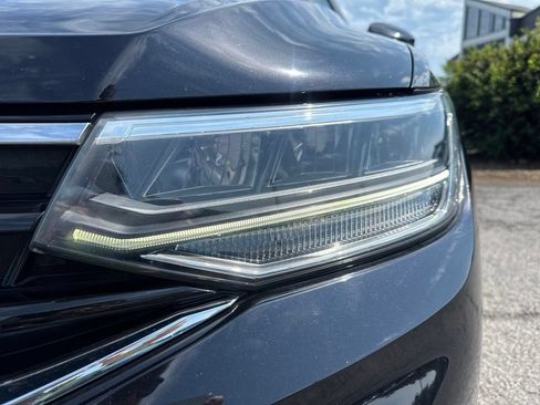 Certified 2022 Volkswagen Tiguan SE R-Line FWD image 9