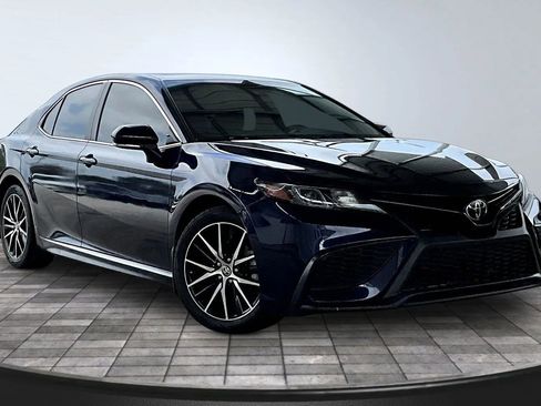 Used 2022 Toyota Camry SE w/ Cold Weather Package FWD image 3
