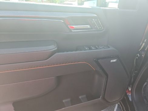 Used 2024 GMC Sierra 2500 AT4 w/ AT4 Preferred Package image 9