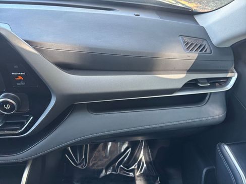 Used 2025 Toyota Highlander LE FWD image 37