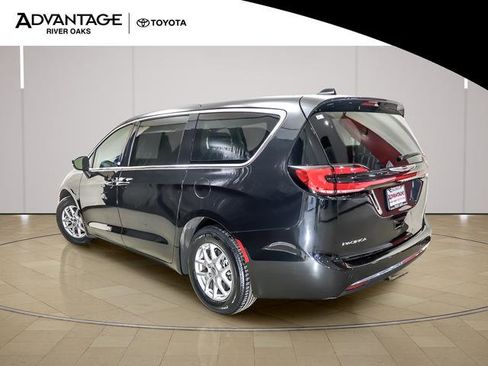 Used 2023 Chrysler Pacifica Touring-L FWD image 5