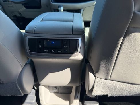 Used 2019 Toyota Highlander XLE AWD/4WD image 25