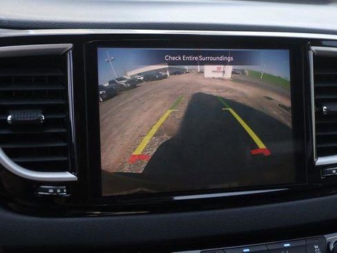Used 2023 Chrysler Pacifica Touring-L FWD image 18