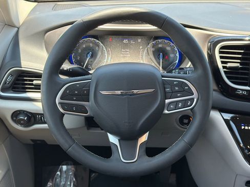Used 2023 Chrysler Pacifica Touring-L FWD image 23