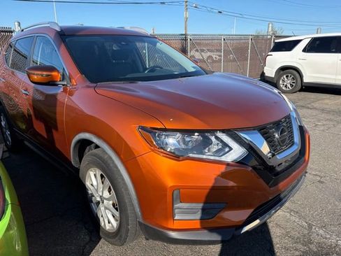Used 2020 Nissan Rogue SV image 2