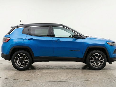 Used 2025 Jeep Compass Trailhawk AWD/4WD image 11