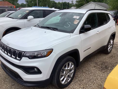 Used 2023 Jeep Compass Latitude AWD/4WD image 1