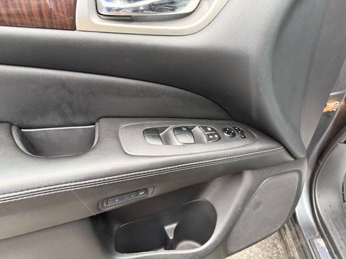 Used 2014 Nissan Pathfinder Platinum AWD/4WD image 17