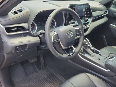 Used 2022 Toyota Highlander XSE FWD image 21
