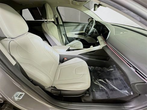 Used 2023 Hyundai Elantra Limited image 12