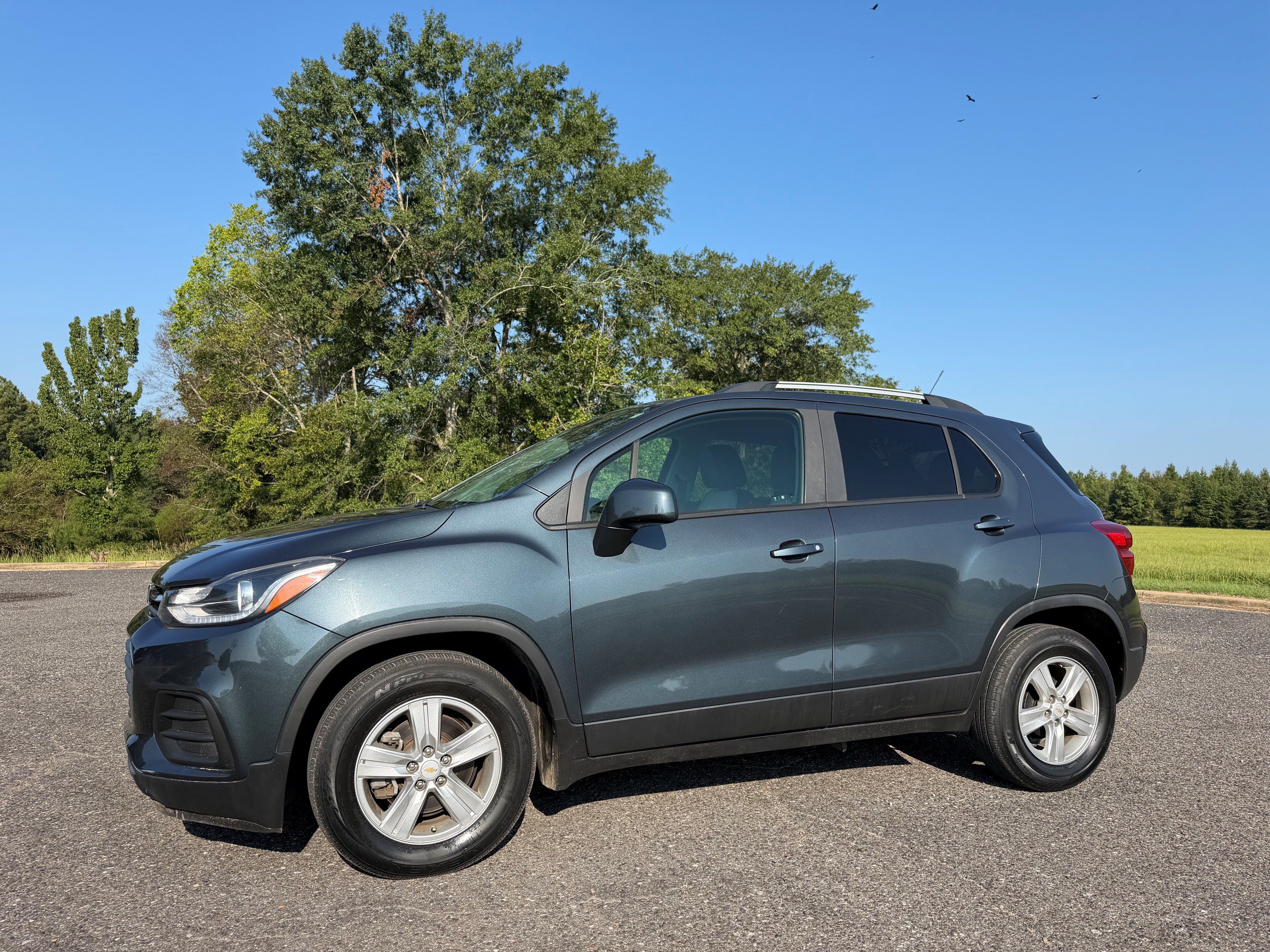 Used 2021 Chevrolet Trax LT FWD image 1